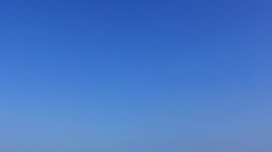 以蓝水和阳光下的白沙本为背景采摘天堂岛海滩时间的夏季采摘视频的预览图