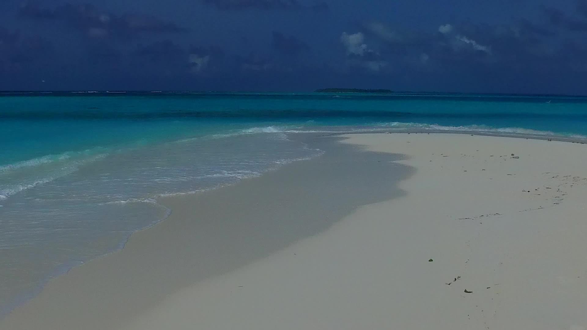 日落前蓝海白沙背景海岸海滩生活方式视频的预览图
