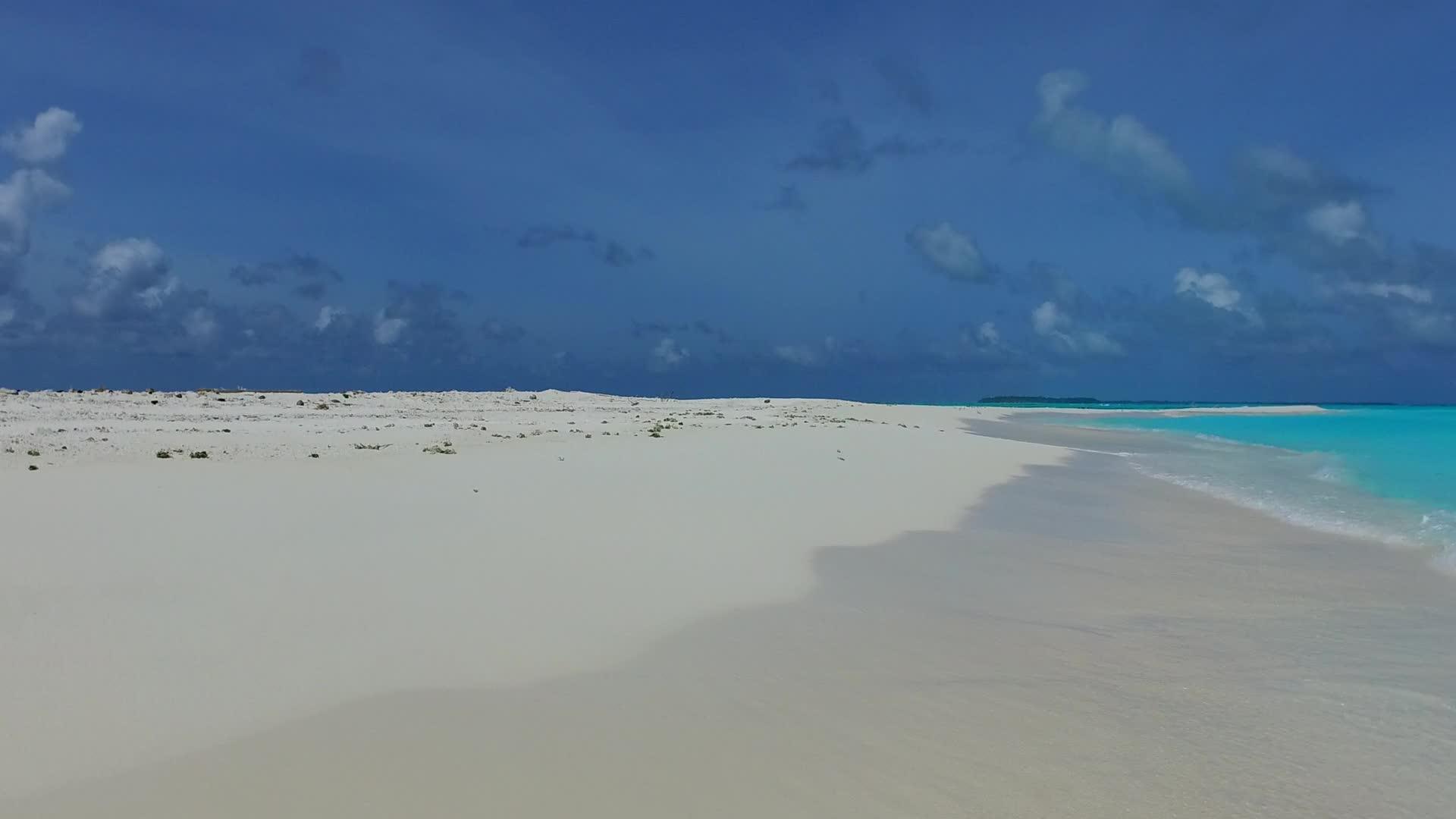日出后蓝绿色的海浪在蓝绿色的水和白色的沙背景下复制天堂视频的预览图
