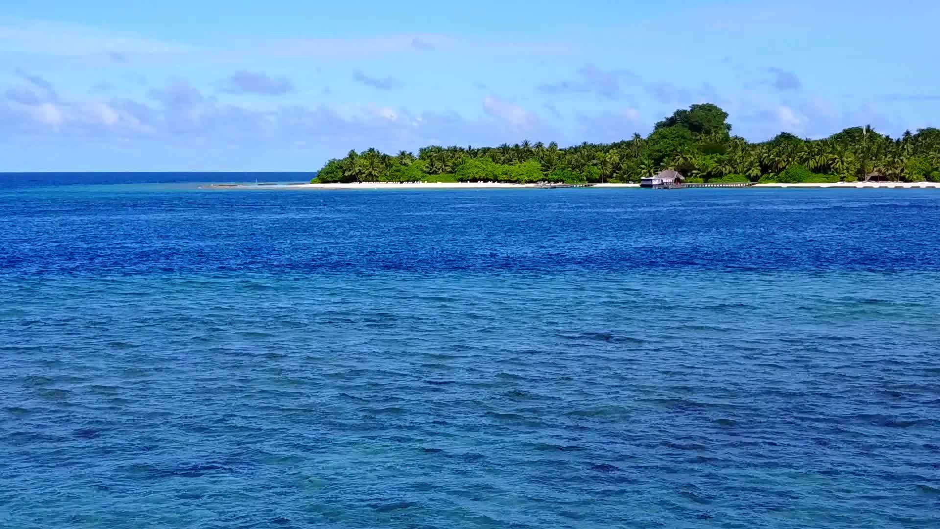 海浪附近有一个干净的海滩背景水蓝色海滩旅游海滩度假风景视频的预览图