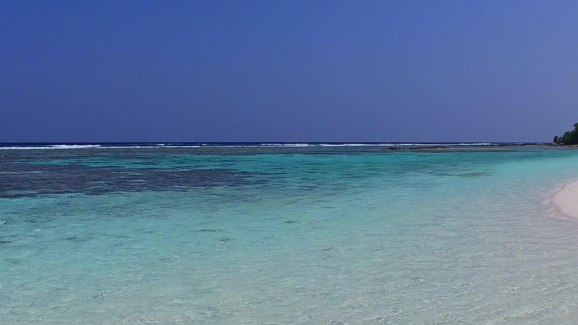 日出后蓝环礁湖在蓝环礁白沙的背景下从月光中升起视频的预览图