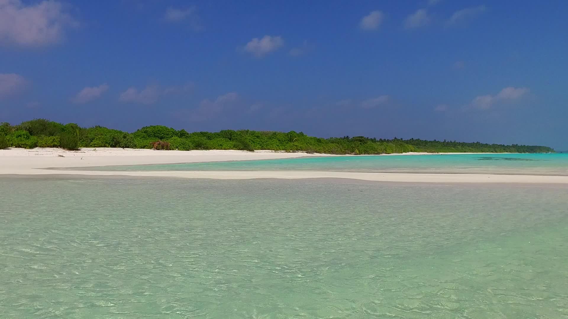 开放海岸线海滩的空海景日出后蓝色海平面和白色海滩视频的预览图