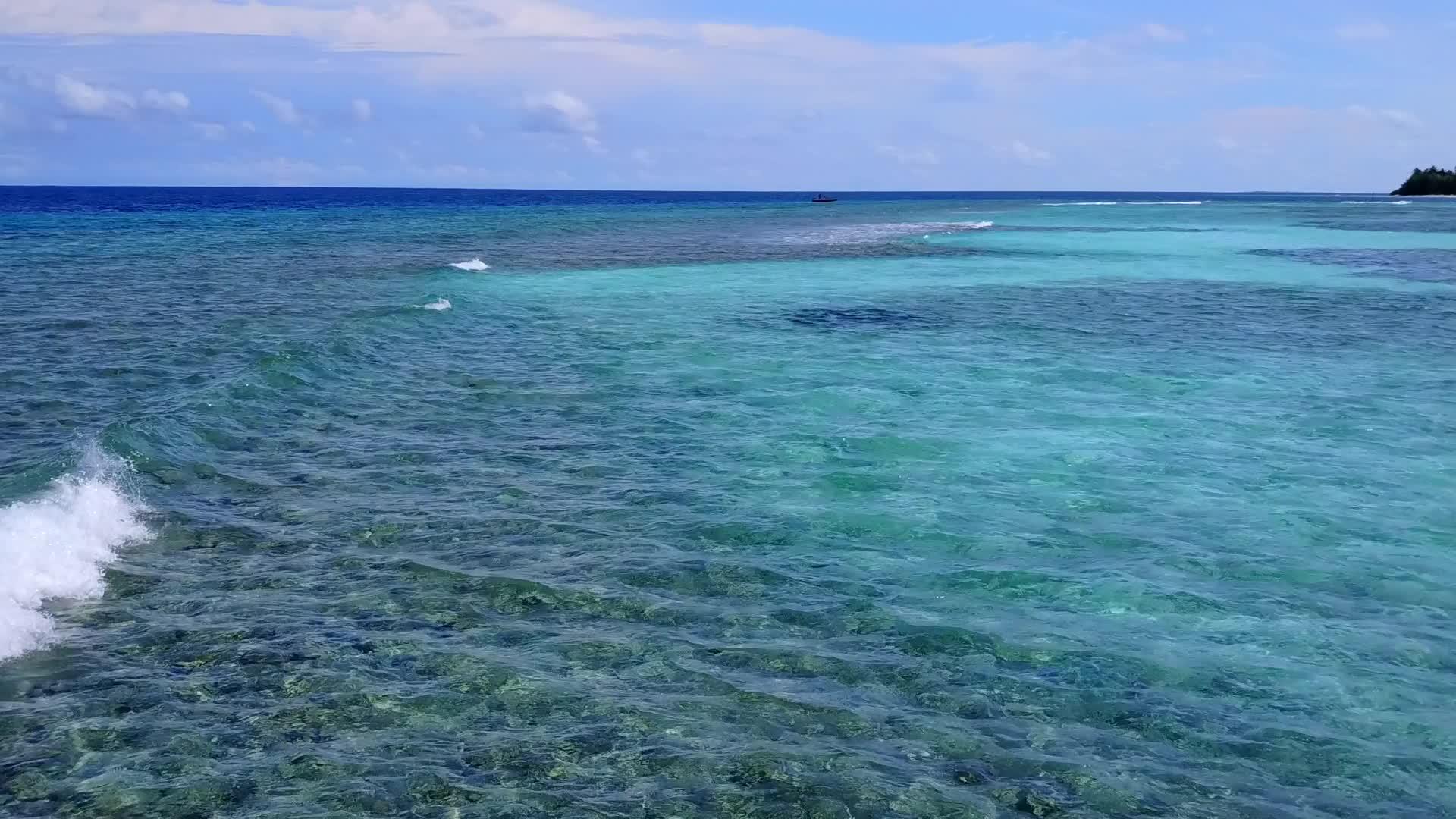日落前的蓝绿色海洋和浅沙背景的阳光明媚的天堂旅游海滩视频的预览图