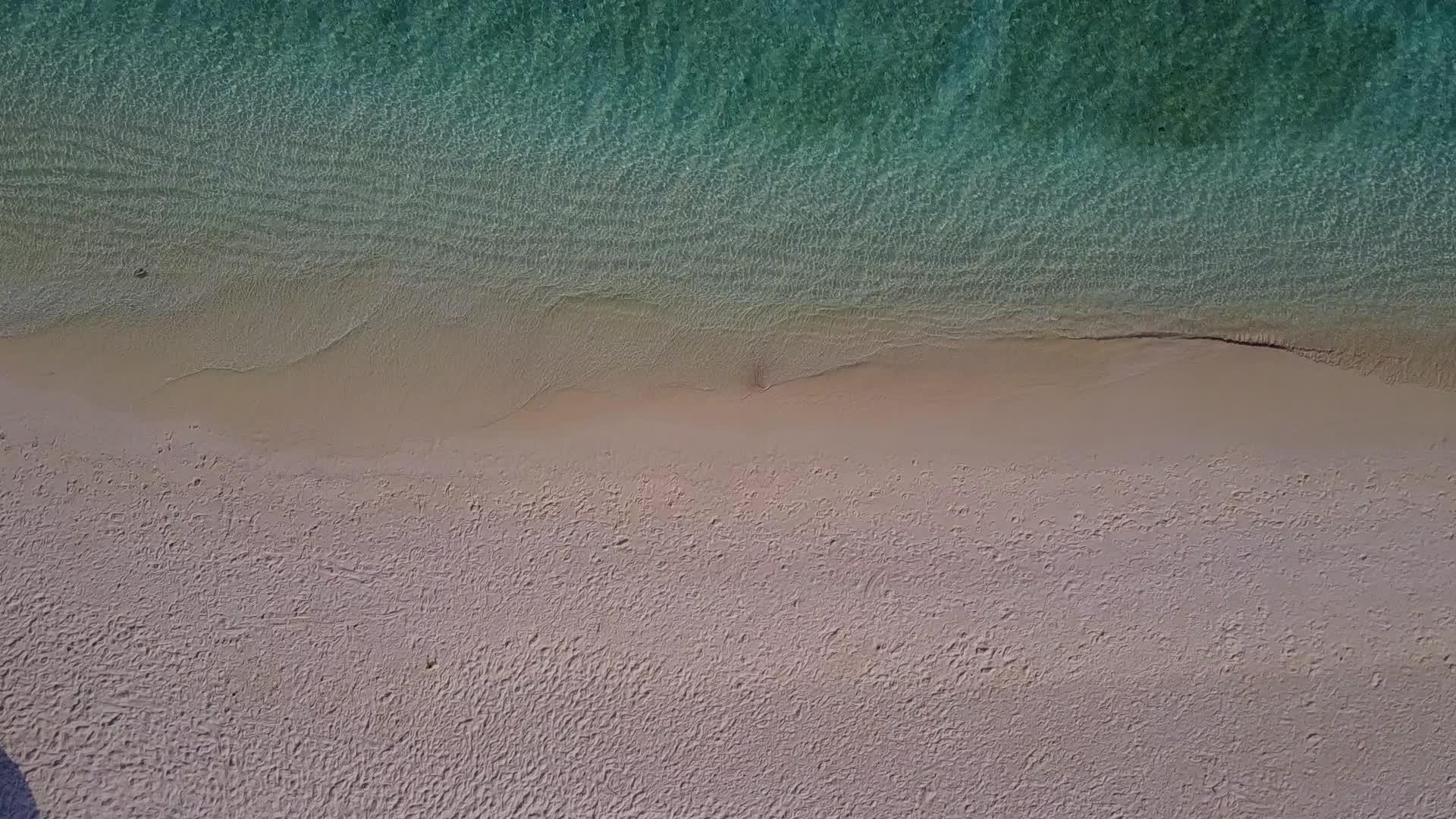 海滩附近有一个白色的沙滩背景透明的水巡游安静的海滩一整天视频的预览图