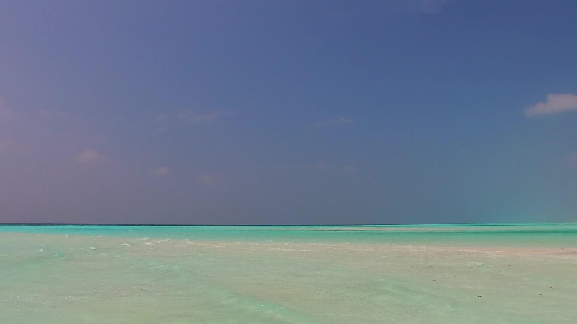 绿松石海洋和沙洲附近干净的沙滩背景是豪华海岸线海滩视频的预览图