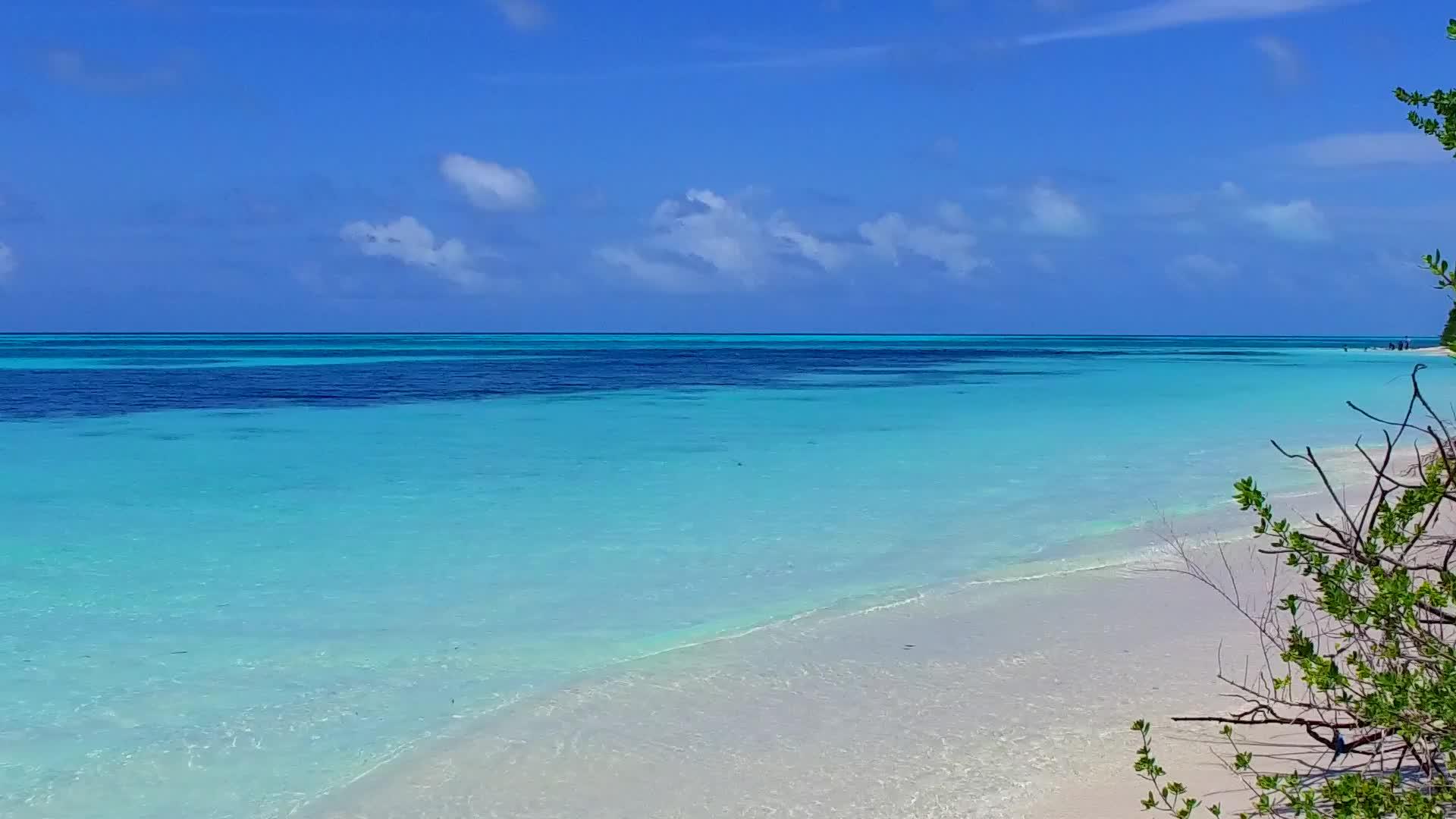 近距离游览蓝绿色海洋和珊瑚礁附近的浅沙海上休闲海滩视频的预览图