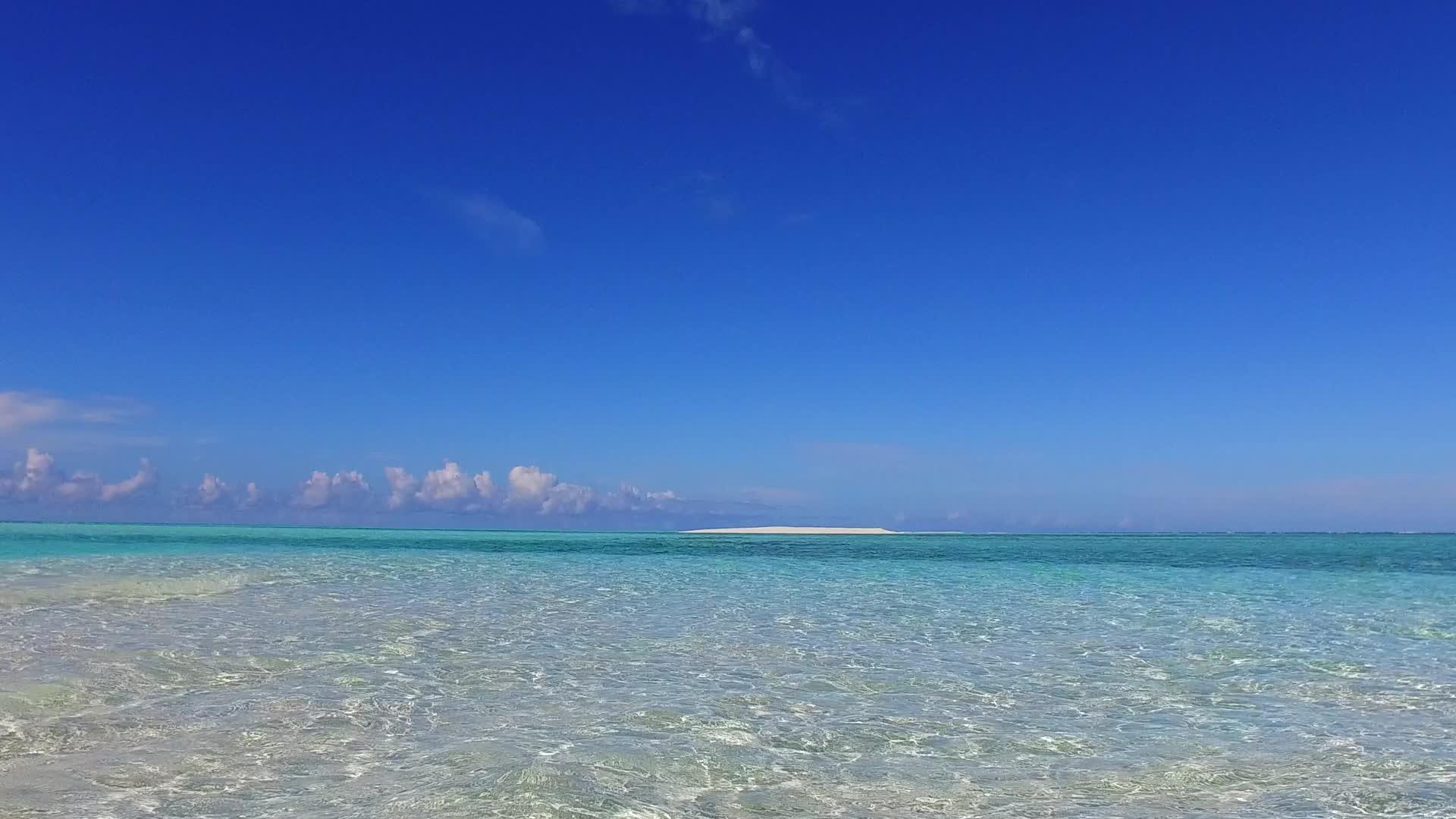 天堂旅游海滩在阳光下有白色沙子的背景视频的预览图