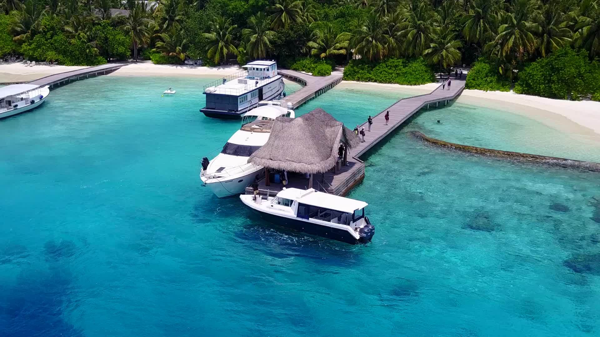 靠近波浪的白沙背景浅泻湖美丽的海岸线海滩生活方式视频的预览图