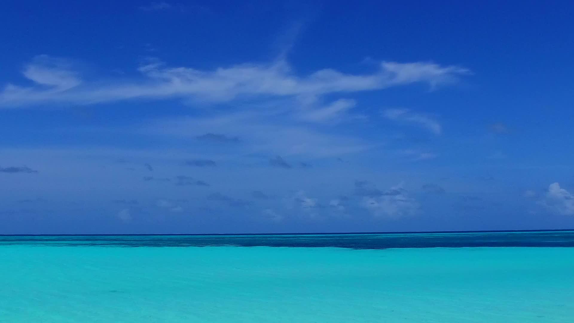 在美丽的度假胜地海滩度假胜地附近有明亮的沙滩背景视频的预览图