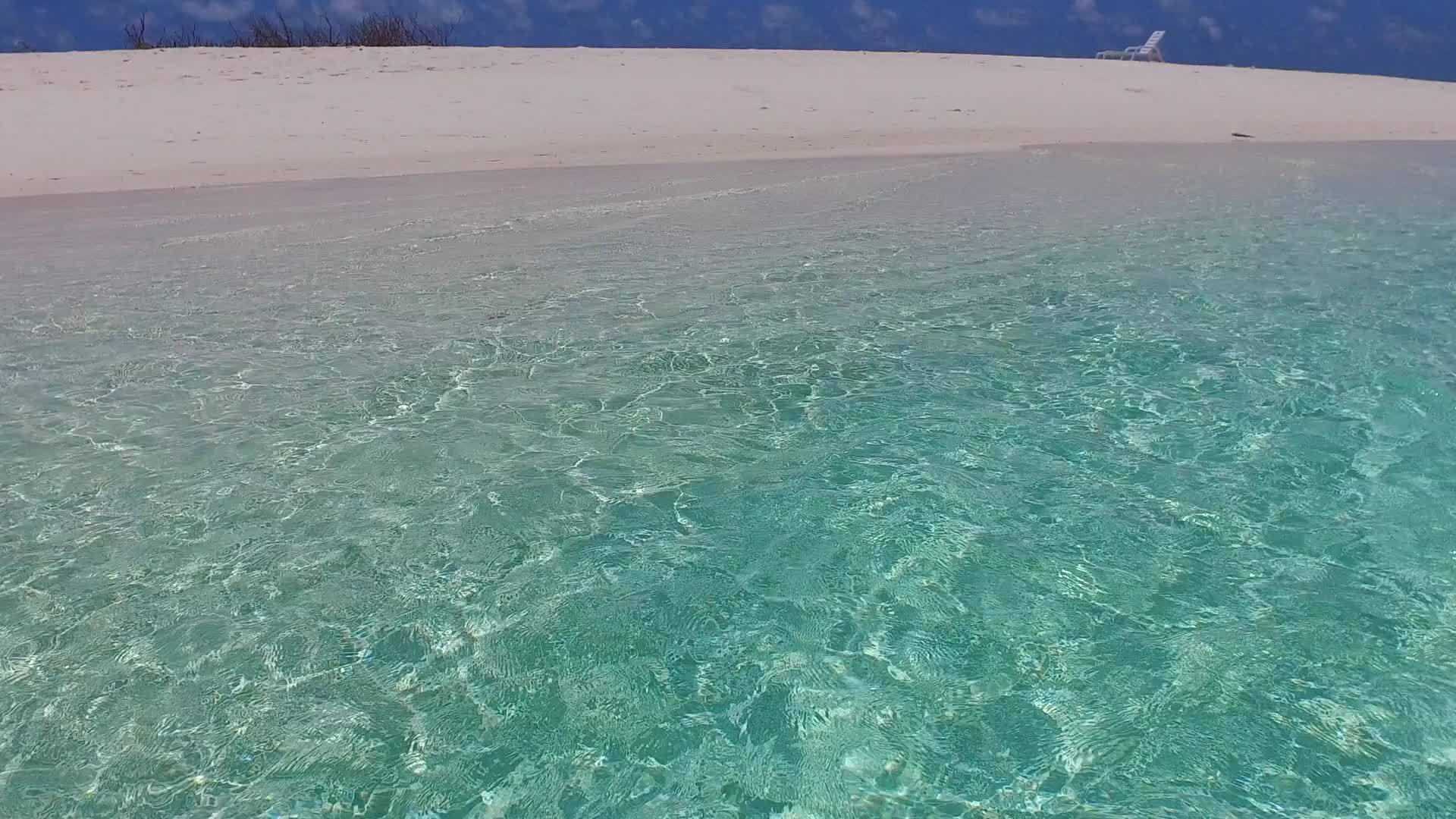 绿松石环礁湖位于度假胜地附近的白沙背景下视频的预览图