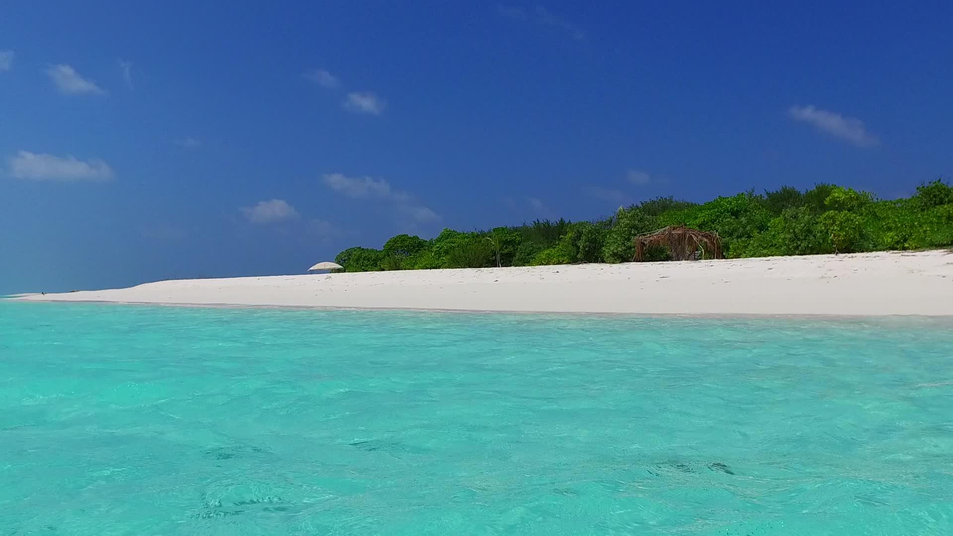 蓝绿色泻湖复制了宁静的海岸线海滩珊瑚礁附近有白色沙子的背景视频的预览图
