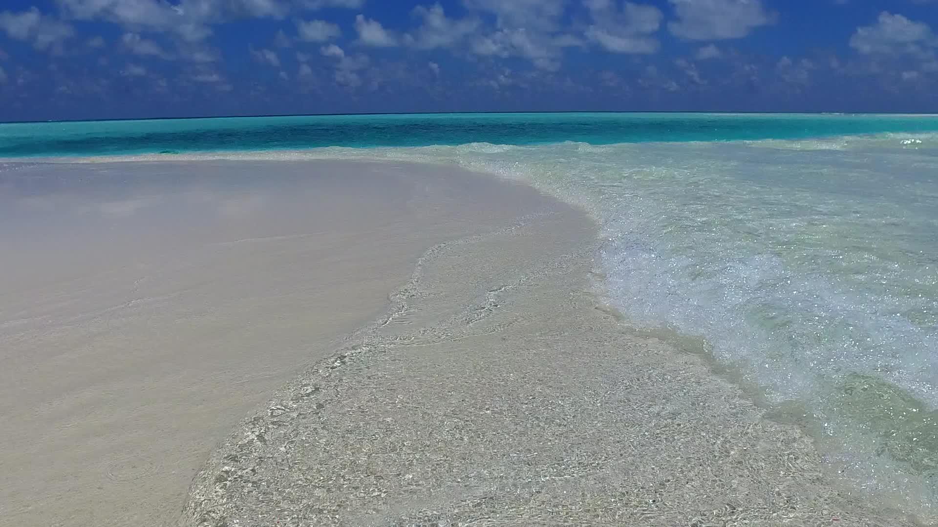 通过透明的海洋和阳光下的白沙背景夏季宁静的湾海滩时间视频的预览图