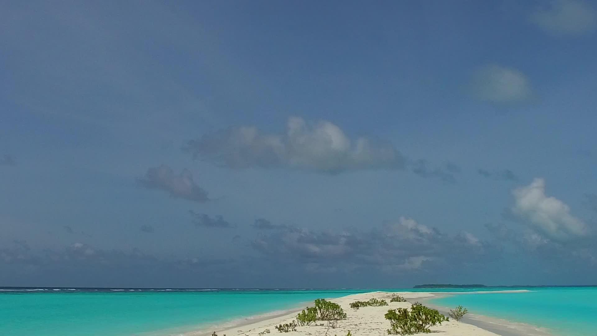 沙洲附近蓝海白沙背景的天堂海滩生活方式阳光纹理视频的预览图