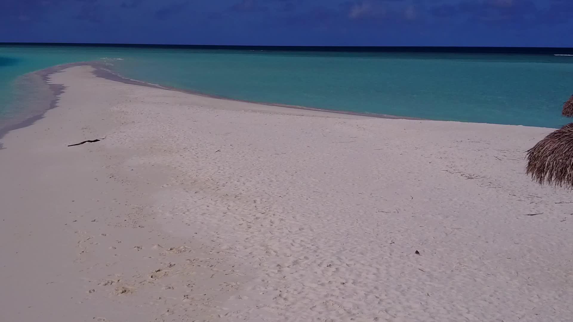 以蓝色水和白色沙滩为背景在珊瑚礁附近进行浪漫视频的预览图