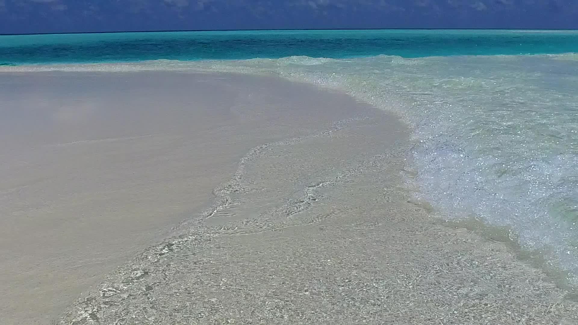 日落前天堂湾海滩的温暖自然是白色沙质背景的透明海洋视频的预览图