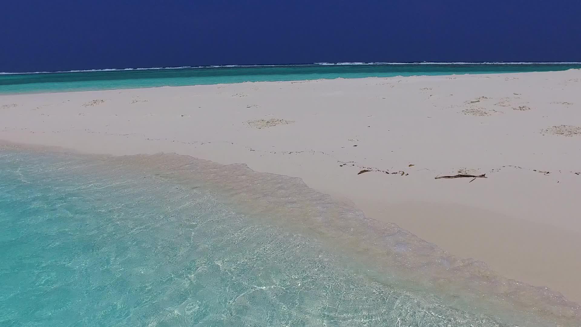 在美丽的海岸海滩度假胜地附近有明亮的沙滩背景视频的预览图