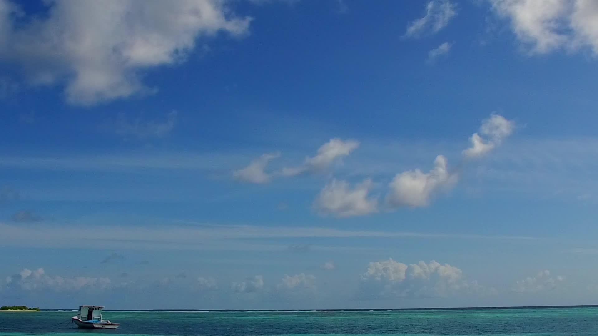 海洋海景海滩旅游的广角景观由蓝海和波浪附近的白色海滩组成视频的预览图