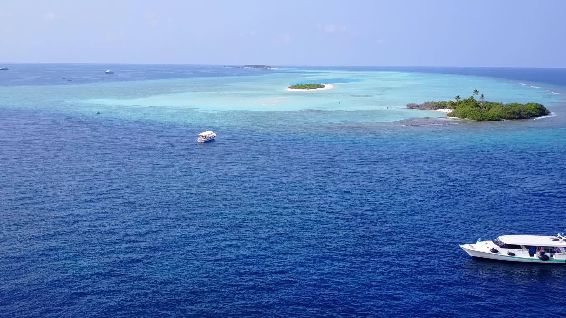 蓝色绿色环礁湖和阳光下浅沙背景的明蓝色沙滩之旅Triver视频的预览图