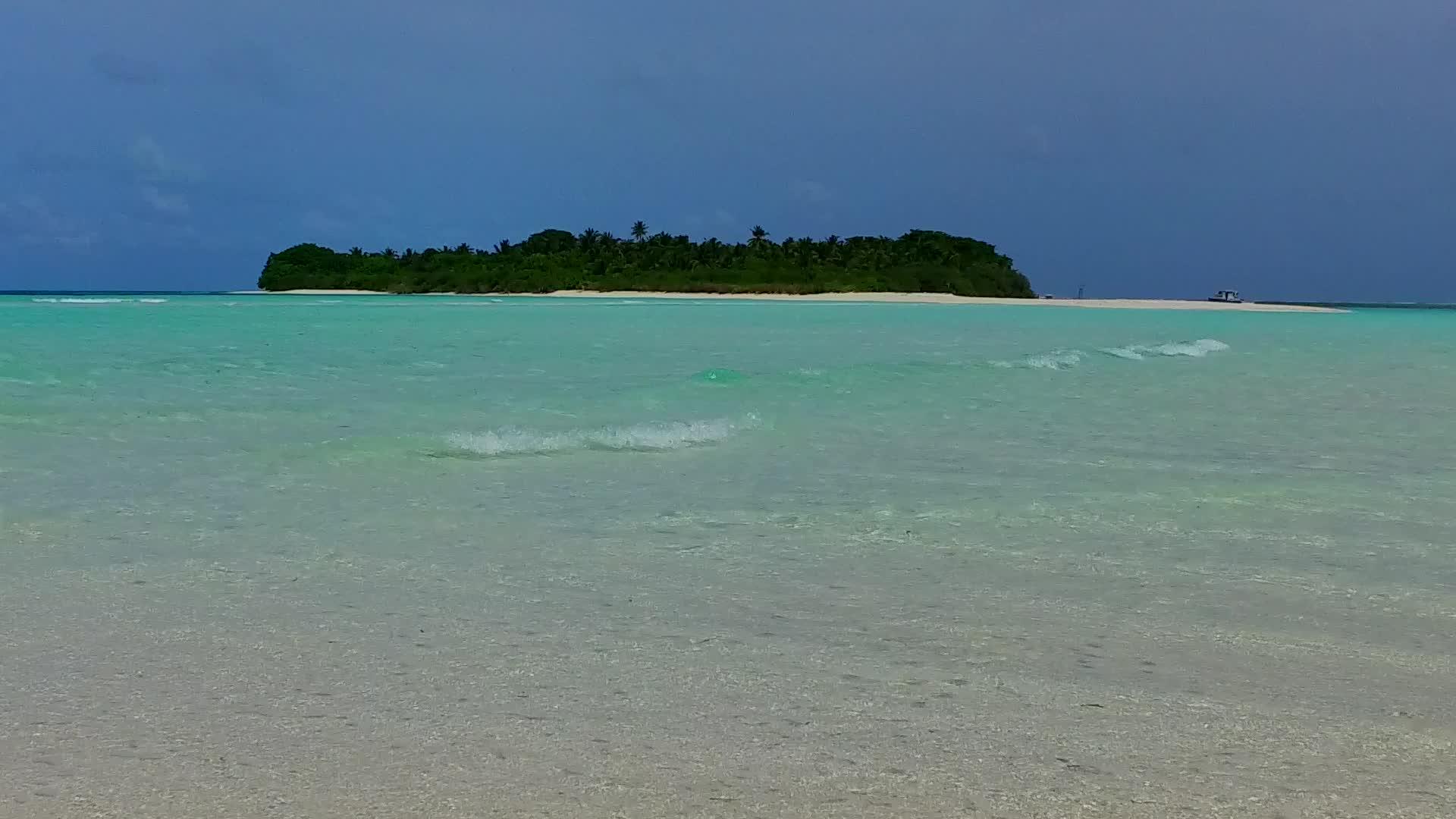 绿松石海洋和白沙背景在度假村附近复制宁静海滩航行视频的预览图