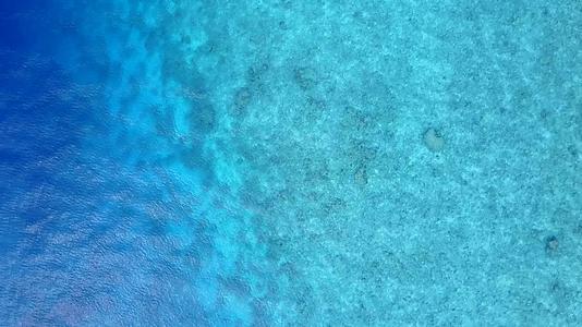 宁静的旅游海滩生活以蓝色的海洋和接近波浪的浅沙为特色视频的预览图