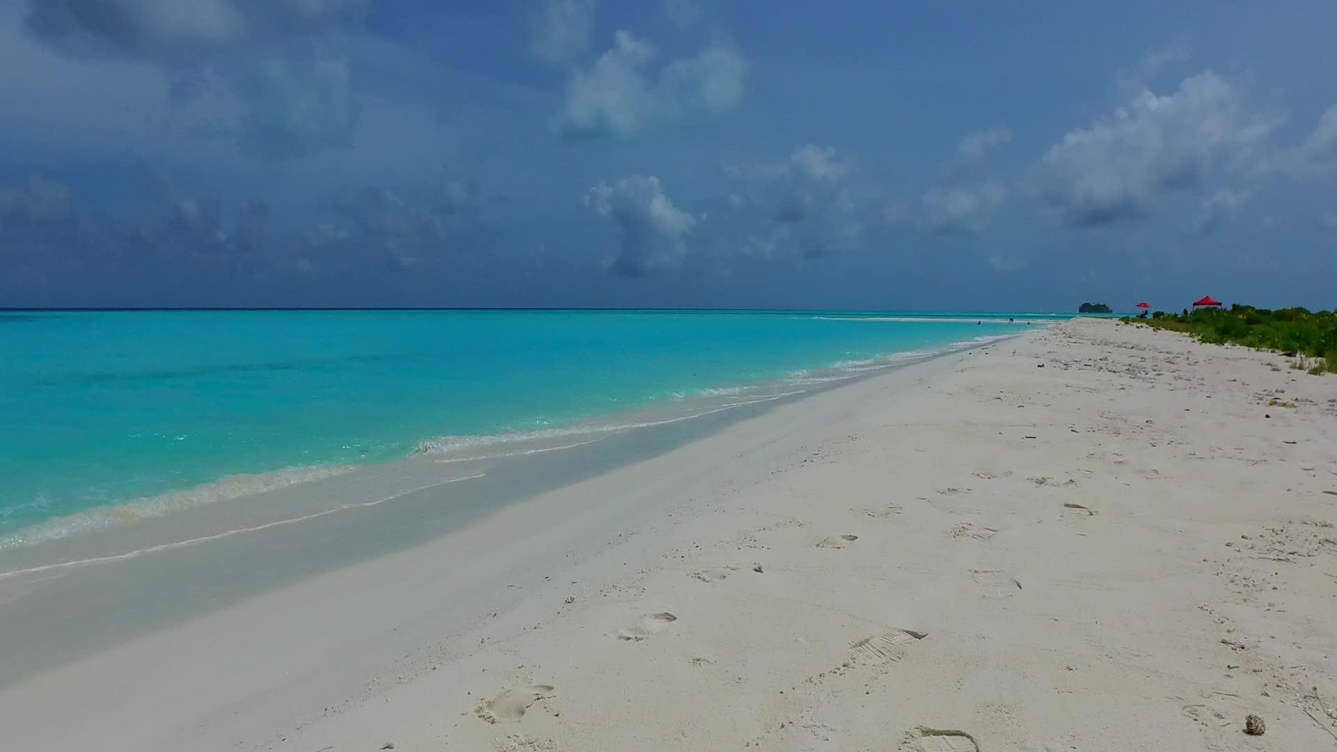 白沙背景靠近沙洲蓝海天堂海滩生活方式之旅视频的预览图