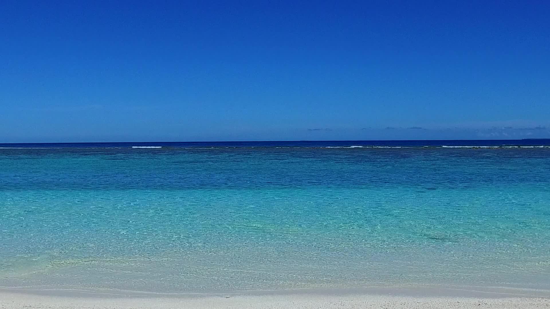 沿海海滩航行的宽角全景由绿色海洋和靠近度假胜地的白沙底部组成视频的预览图