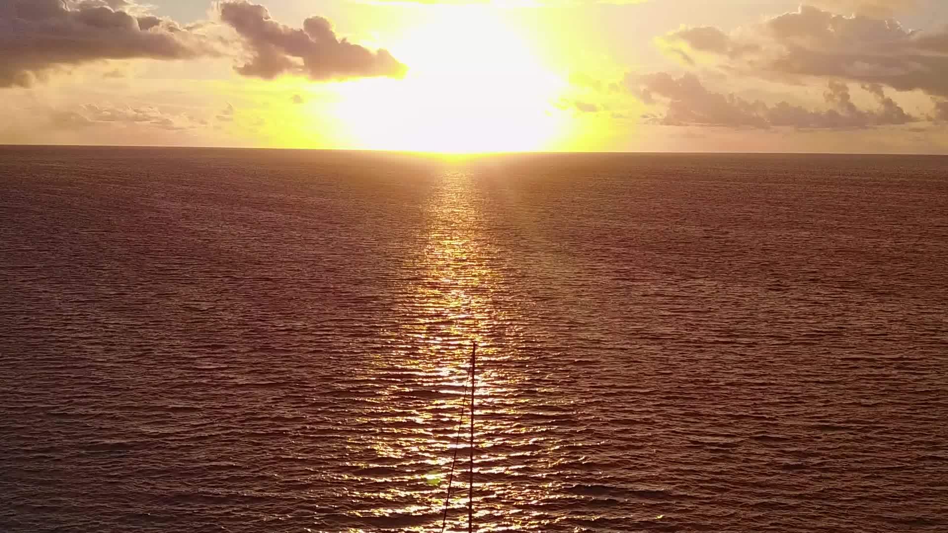 蓝色的海洋和阳光下的浅沙背景阳光明媚的沿海海滩潮流视频的预览图