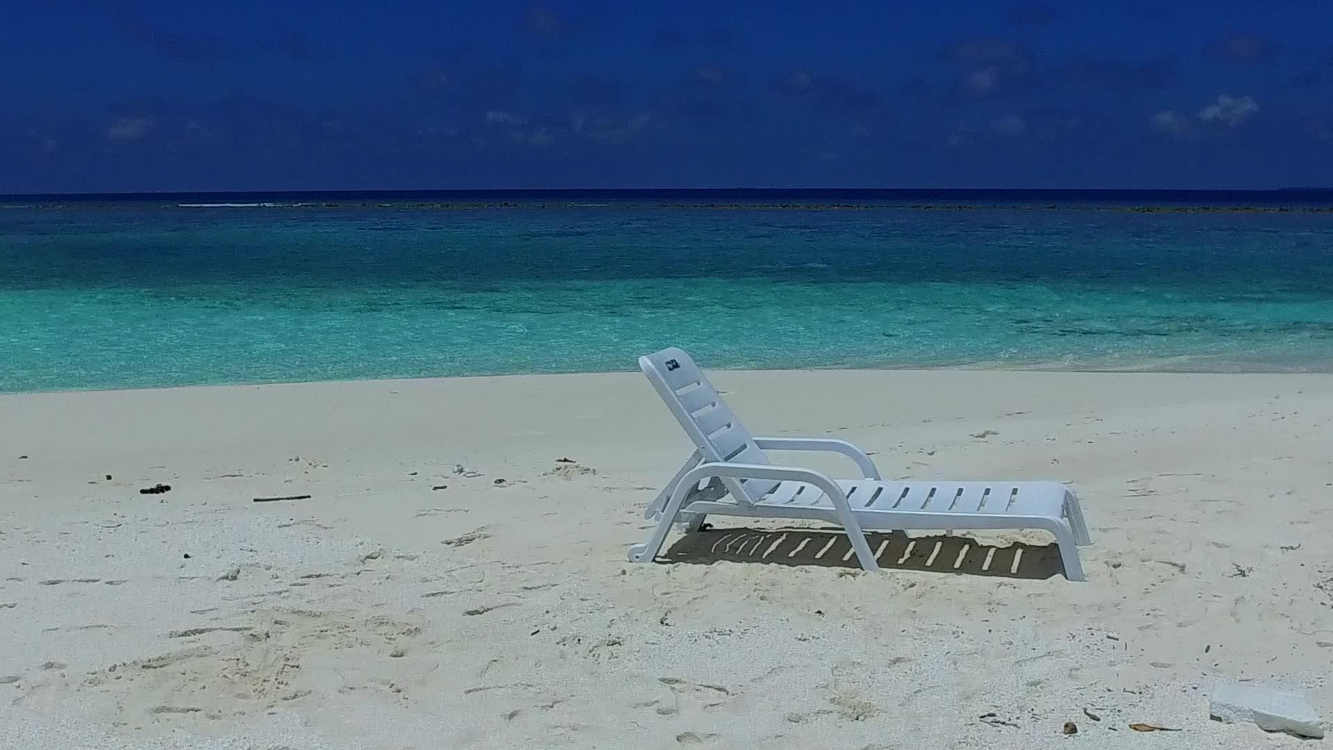 安静的岛屿海滩旅游蓝色绿色海洋旅游白沙背景接近接近白沙背景视频的预览图