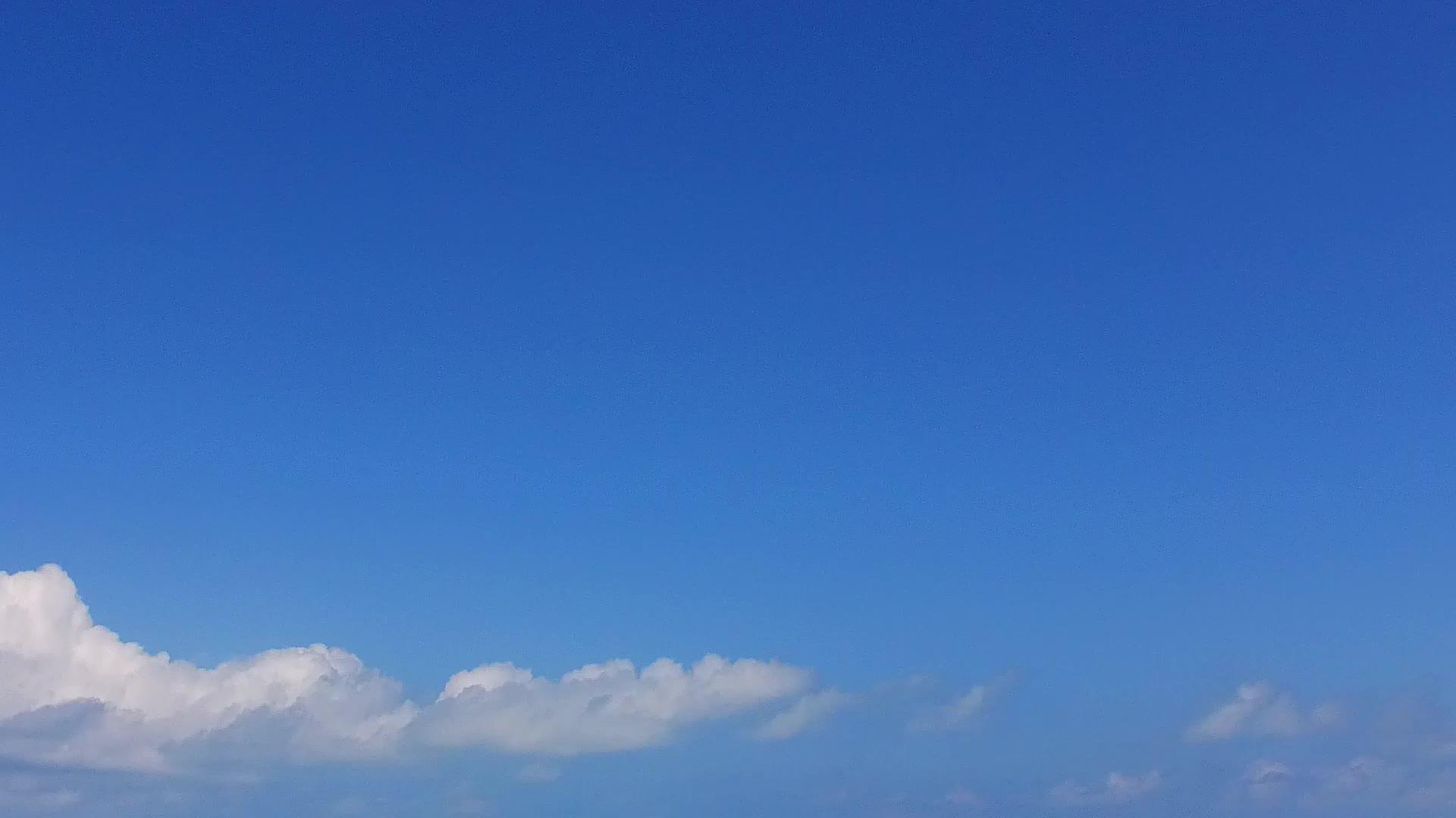 水蓝色的大海和沙洲附近的白色海滩背景放松海岸线海滩海滩视频的预览图