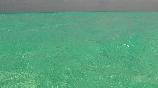 天堂岛海滩沿着蓝海航行当你冲浪时白色的沙子背景是白色的视频的预览图