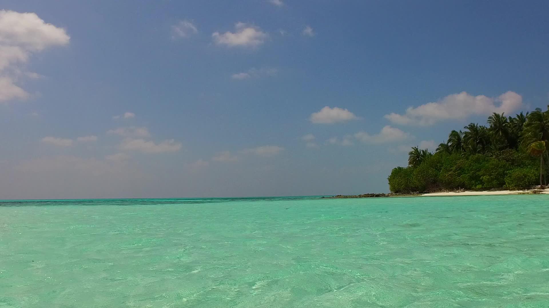 完美的海滨海滩探索纹理阳光明媚蓝色的水和阳光下的白沙视频的预览图