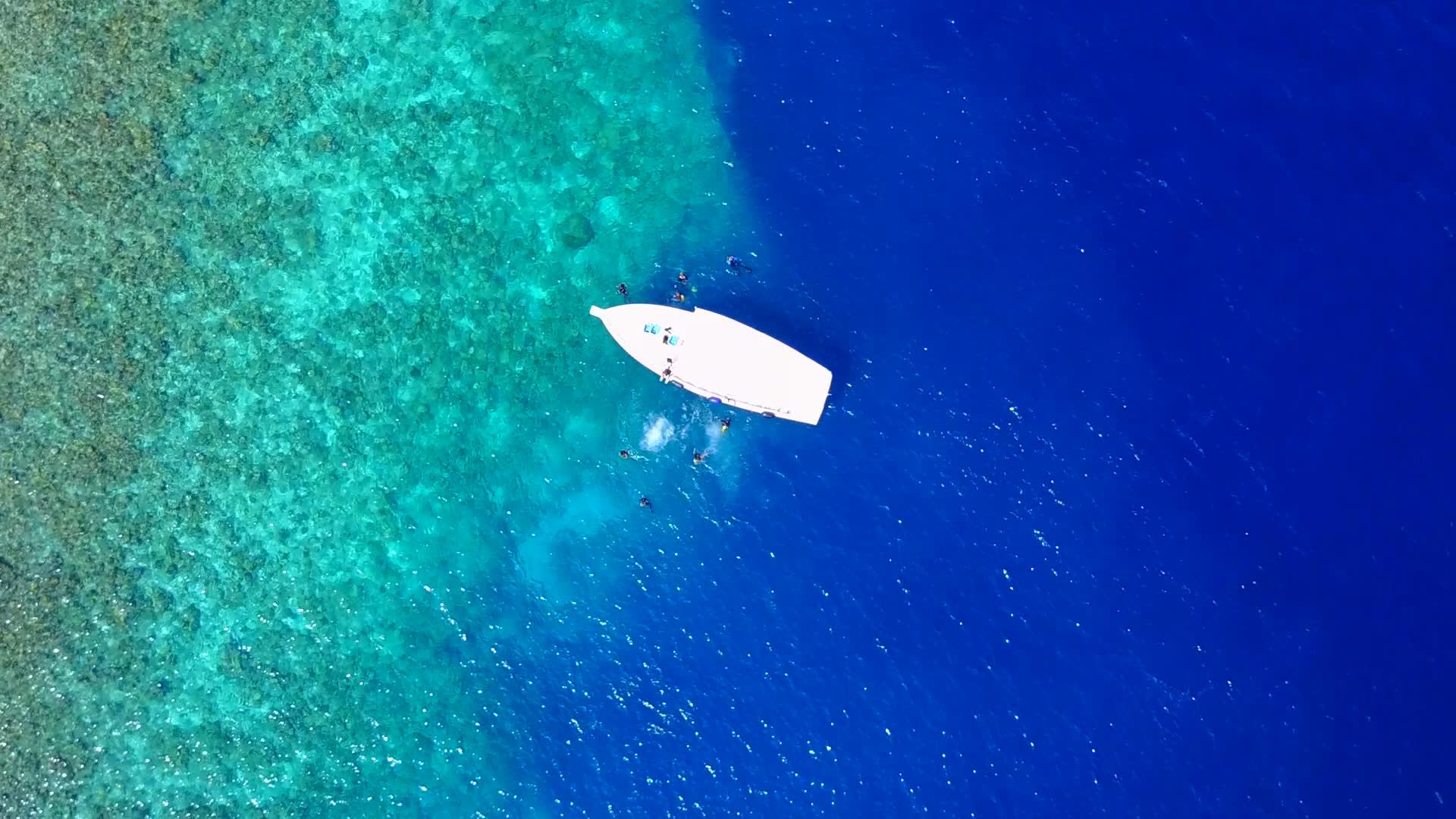 蓝色的水通过蓝色的水和白色的海滩背景在海浪附近画出完美的旅游视频的预览图