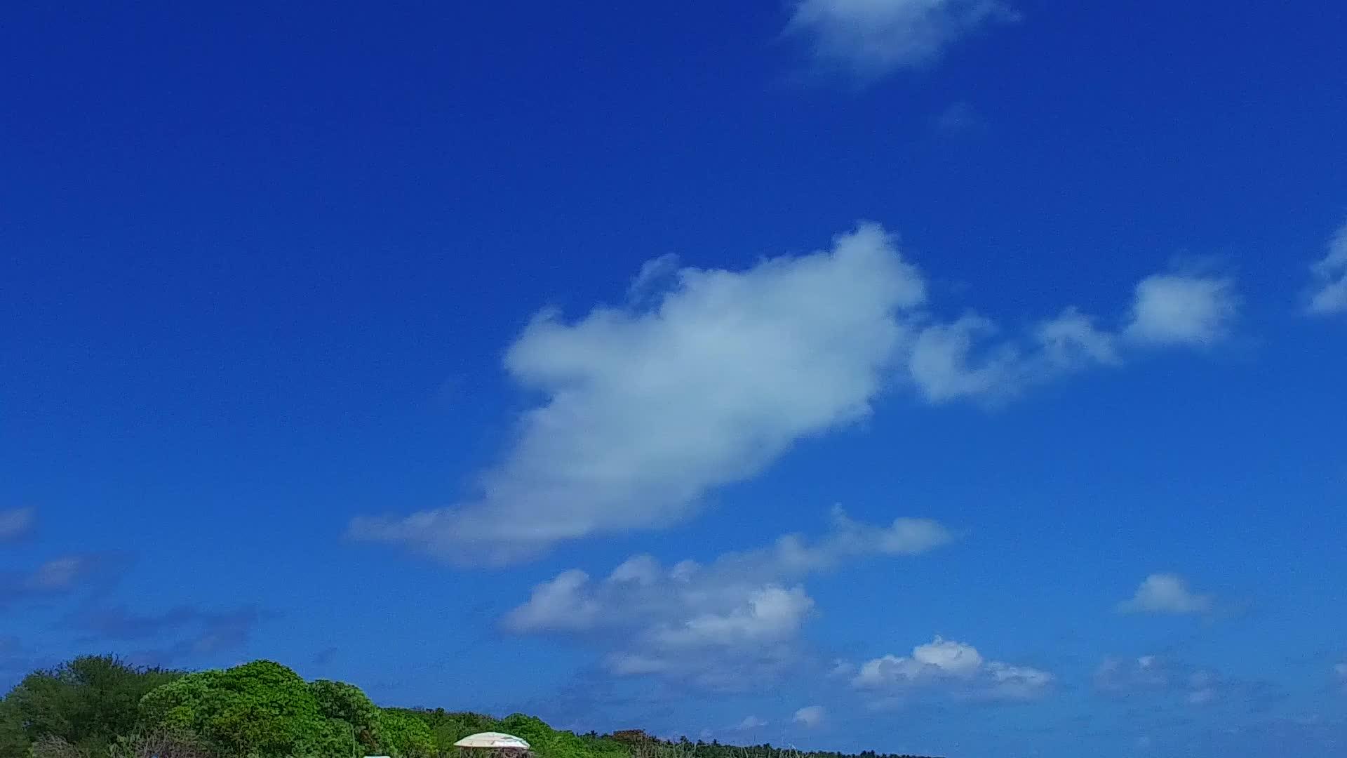 美丽的度假村海滩海滩的背景是在度假村附近的蓝绿色海洋和白色沙滩上复制的视频的预览图