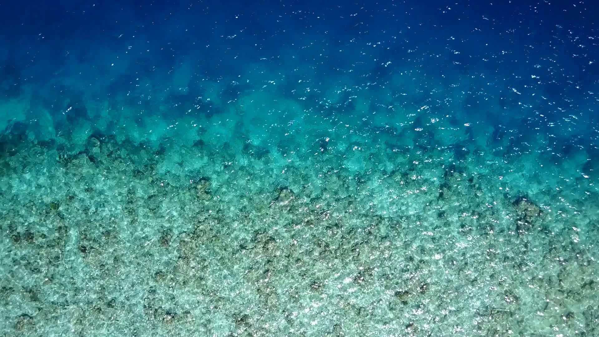 复制热带海湾海滩之旅的空间景观绿松石海和波浪附近的绿松石海视频的预览图