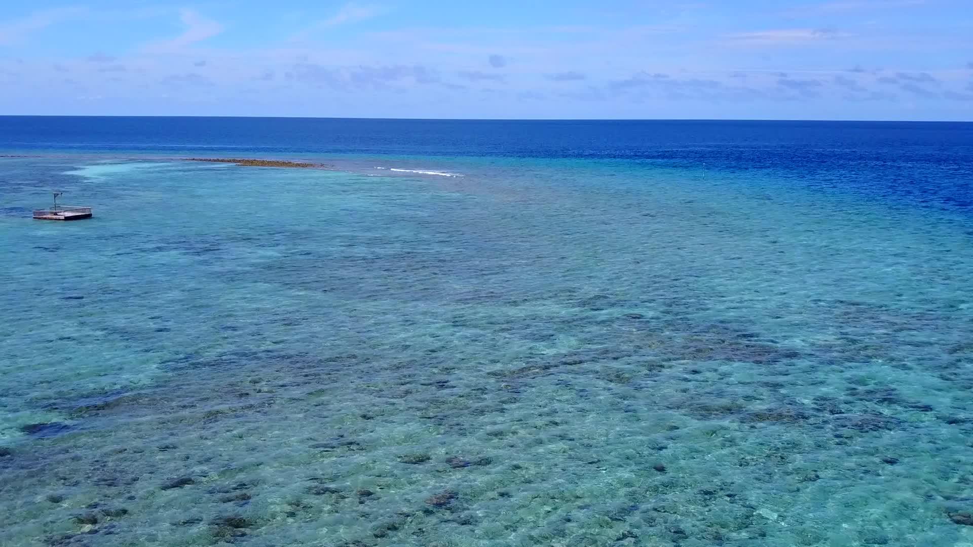 日出后热带海湾海滩的假日风景在蓝绿色的水和白沙本的背景下是清空的视频的预览图