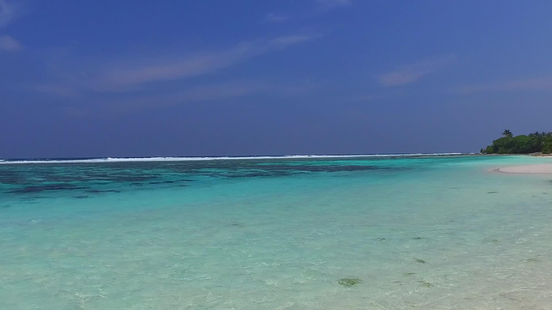 日落前海湾海滩以蓝色环礁湖和白色海滩为背景视频的预览图
