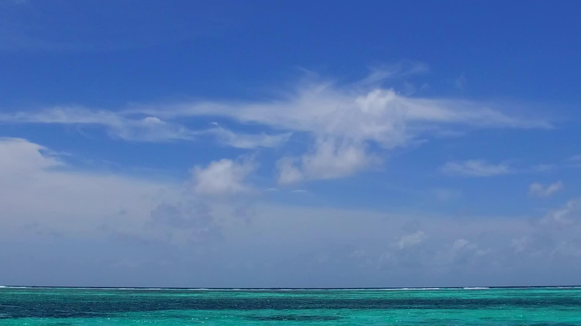 蓝蓝绿色的海面上棕榈树附近有白色的沙子背景穿过蓝绿色的海面视频的预览图
