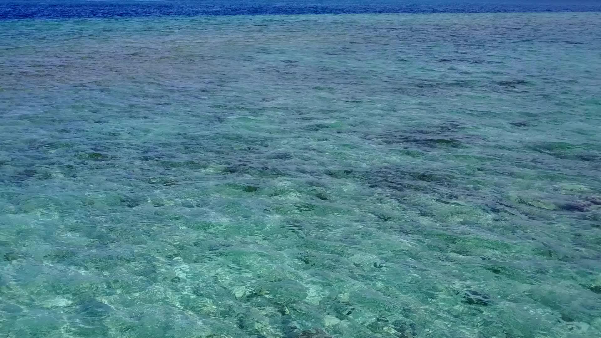 日落前阳光明媚的海洋环礁湖和浅沙背景的海滩天气视频的预览图