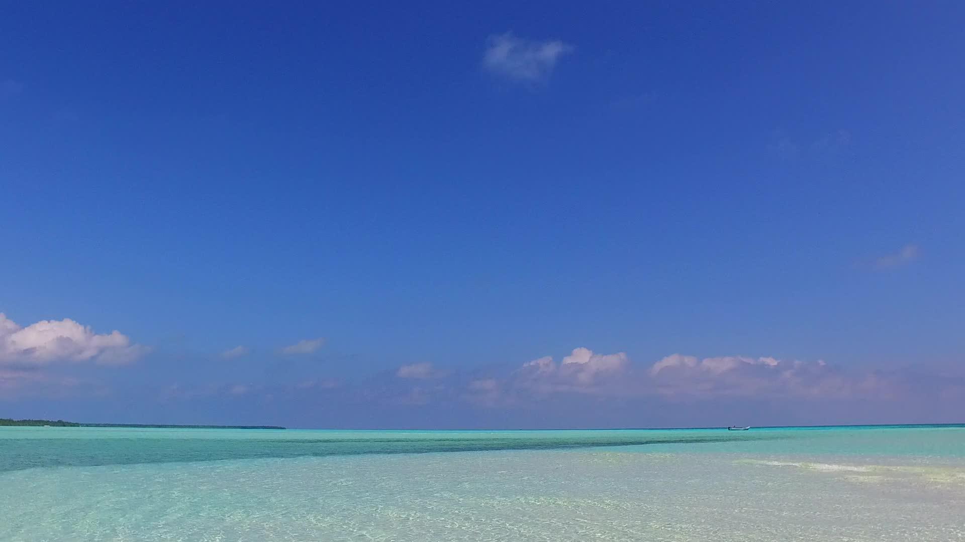 蓝绿色的海洋和沙洲附近的白色海滩有完美的背景视频的预览图