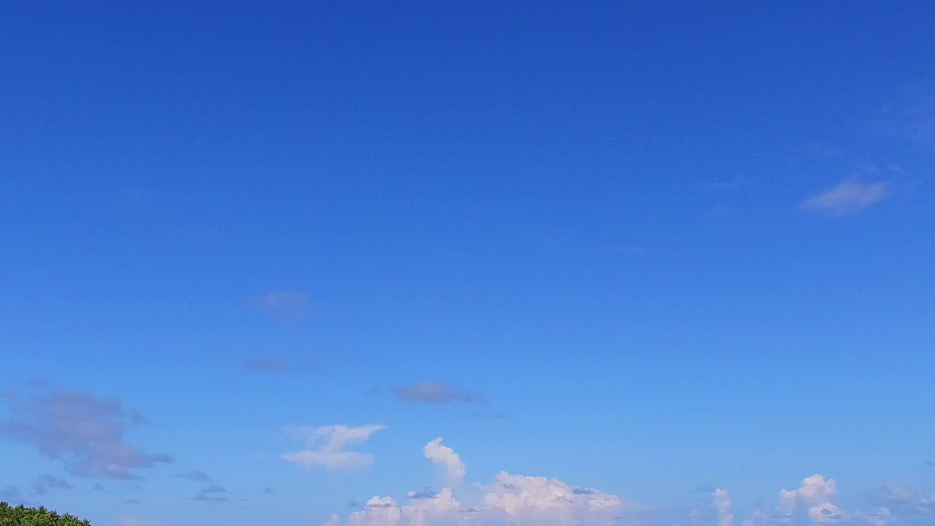 水蓝色的海洋和沙洲附近明亮的海滩背景完美的海滩航行浪漫视频的预览图