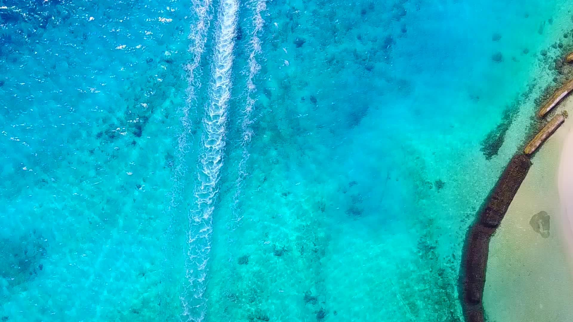 热带海景海滩之旅由蓝色海湾在阳光下有一个干净的海滩背景视频的预览图