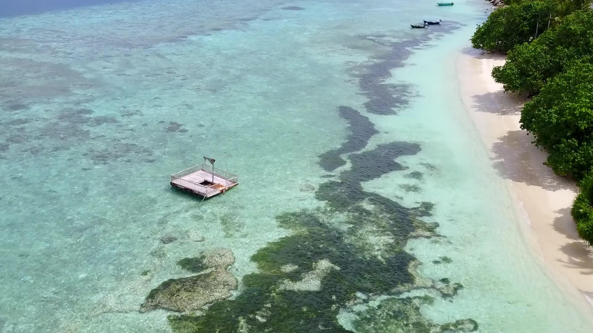 日出后清海和白色海滩的背景是海洋和白色海滩之间的长途航行视频的预览图