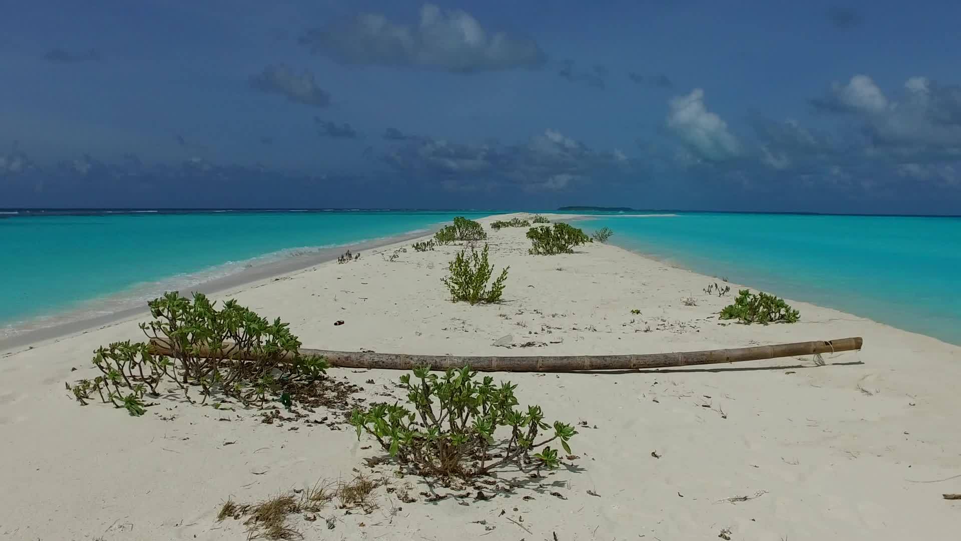 海滩航道以透明环礁湖和日出后干净的海滩为背景视频的预览图