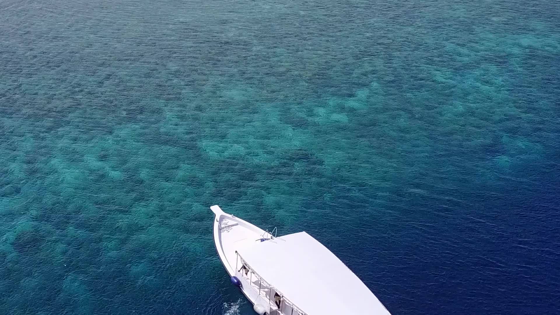 透明的海洋和度假村附近干净的海滩背景带来了宁静的海景海滩视频的预览图