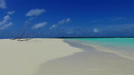 异国情调的海岸线和海滩的特写天空被蓝海和冲浪附近的白沙覆盖视频的预览图
