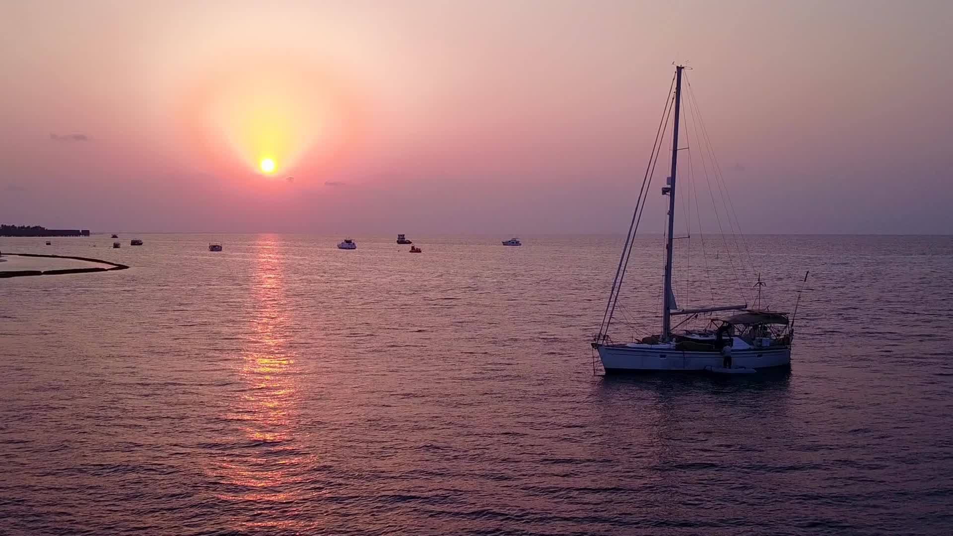 度假村附近的蓝色泻湖美丽的海白沙背景夏季航行视频的预览图