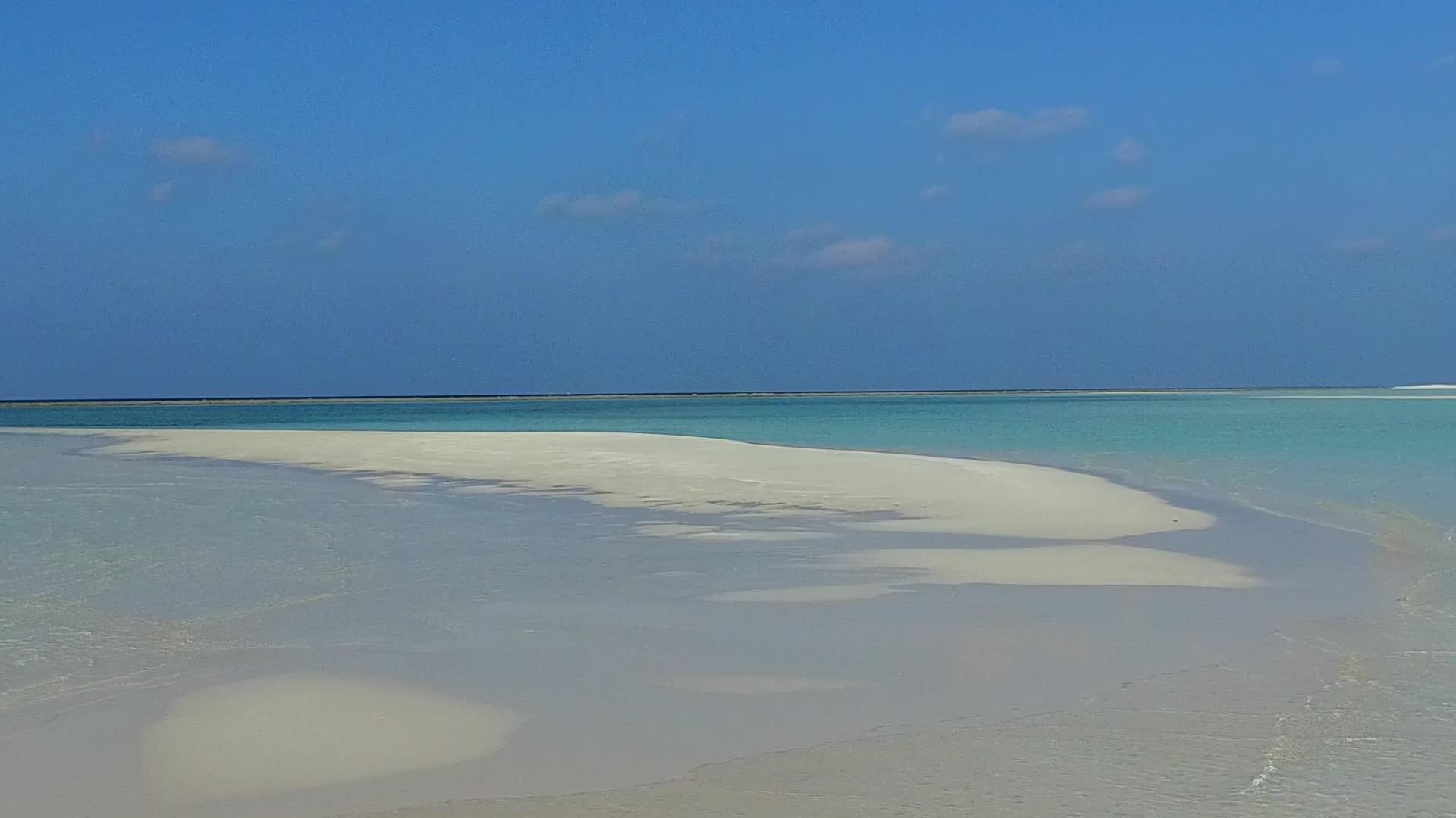 干净的沙底背景靠近光海和棕榈豪华的海滩假日视频的预览图