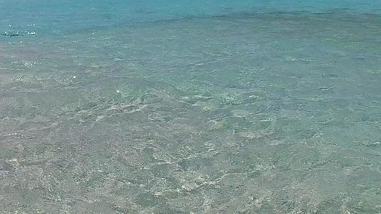 海洋旅游海滩假日宽角天空由蓝色水礁湖和珊瑚礁附近的珊瑚礁视频的预览图
