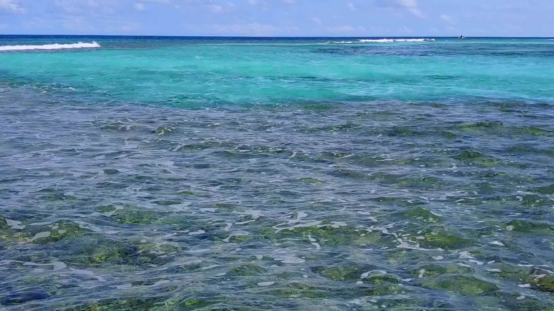 阳光明媚的海岸海滩度假日由水蓝环礁湖和海浪附近组成视频的预览图