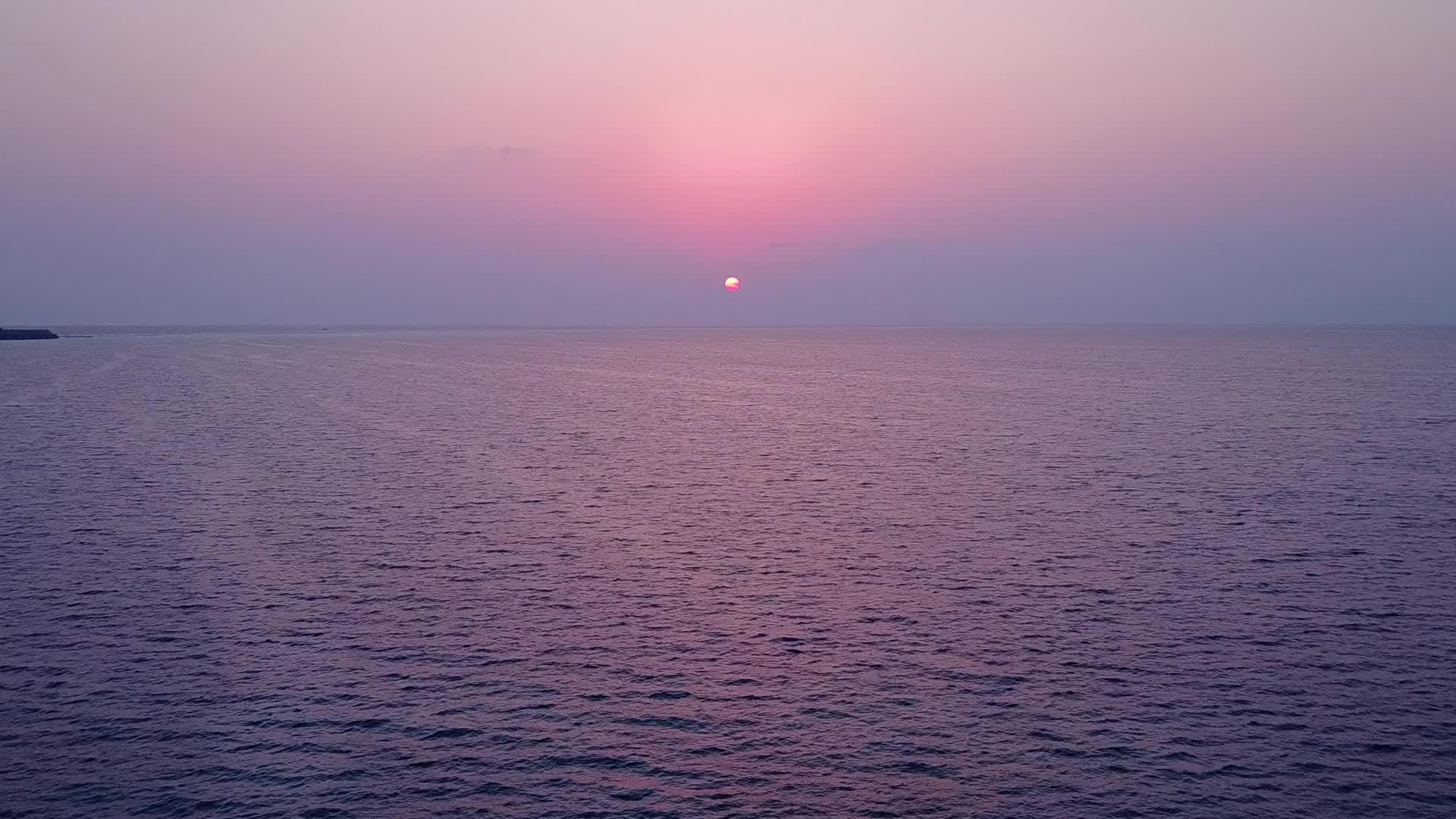 阳光明媚的豪华岛屿海滩之旅沿着蓝色海洋航行棕榈树附近有白色视频的预览图